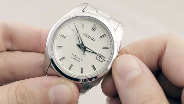 Cách Chỉnh Giờ Đồng Hồ Cơ Đúng Chuẩn: Tự Làm Tại Nhà Mà Không Lo Sai Số